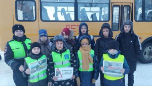 В Тымовском сотрудники Госавтоинспекции поговорили со школьниками о безопасном поведении в школьном автобусе