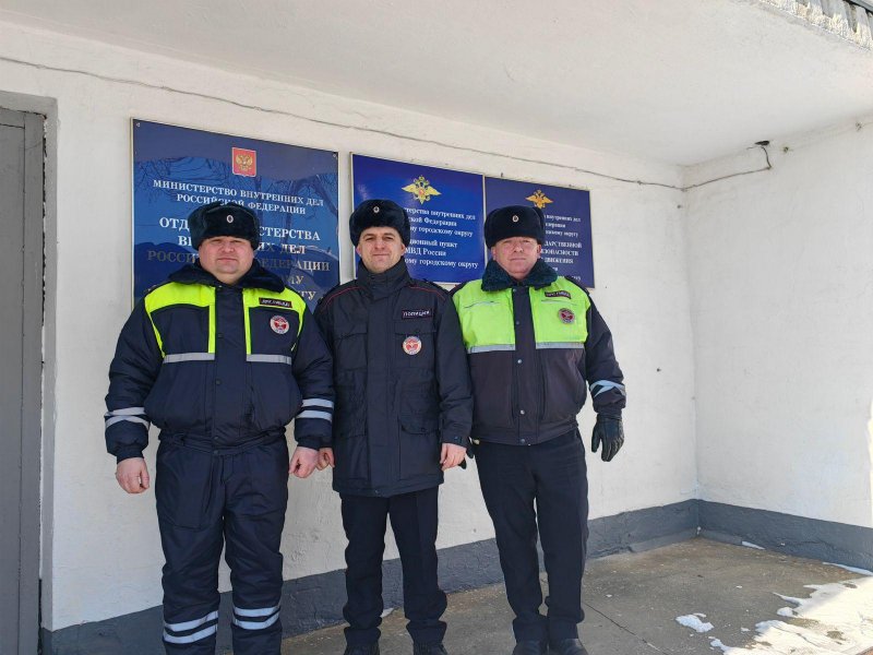 На Сахалине инспекторы ДПС оказали помощь людям попавшим в трудную дорожную ситуацию